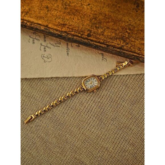Gold French Vintage Style Unique Heart Band Dainty Women’s Wrist Watch